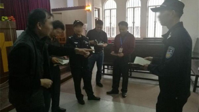 恩平市政府人員和警察清剿一教堂宗教出版物（網絡圖片）