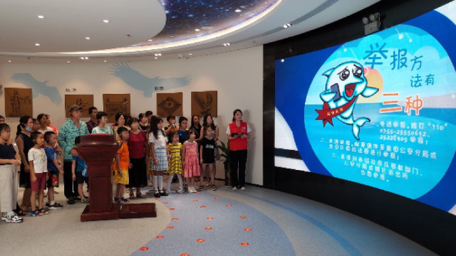 8月，深圳市鹽田區組織青少年在反「邪教」教育基地參觀，圖為他們正在學習如何舉報「邪教」信徒（網絡圖片）