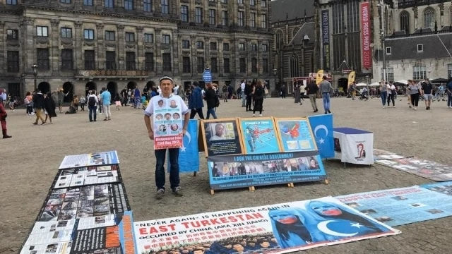 阿不都日衣木在阿姆斯特丹的水壩廣場示威