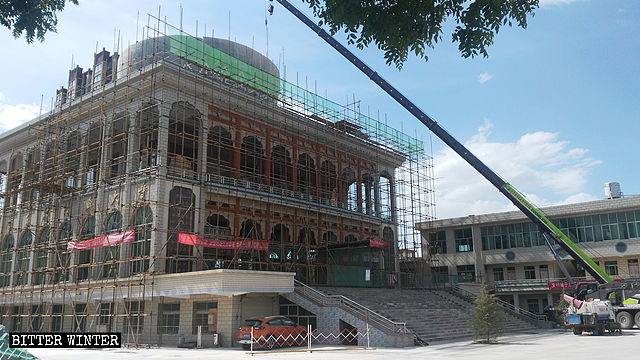 今年5月崆峒區東郊清真寺大殿圓包被拆除