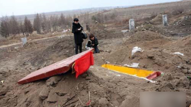 一死者家屬在被挖走遺體的墓地前哭泣（網絡圖片）