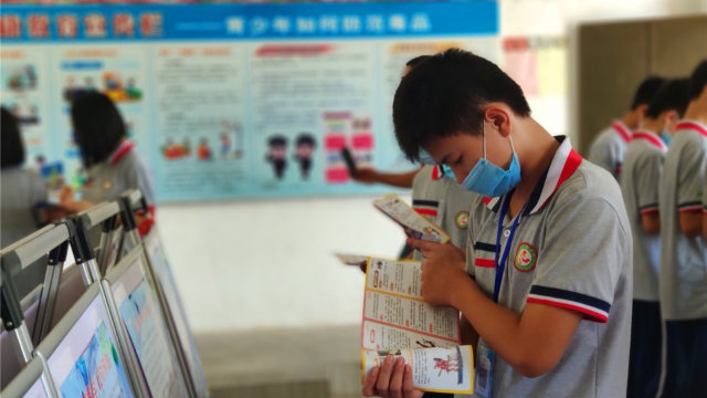 6月，廣東省恩平市一學生正在看校園反邪教資料（網絡圖片）