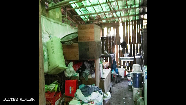 用竹子和木板搭建的棚子內堆放著生活所需的物品