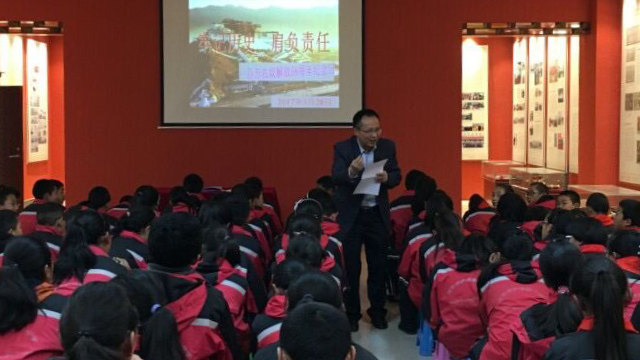 滻灞第一中學西藏學生在上愛國主義課（網絡圖片）