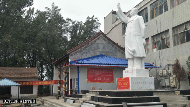 中華始祖廟外的毛澤東像