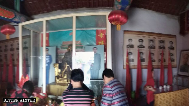 河南省濟源市一處有毛澤東塑像和十大元帥畫像的廟