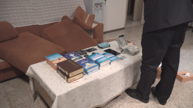 警察拍攝在全能神教會基督徒家中沒收的信神書籍和其他物品（網絡圖片）