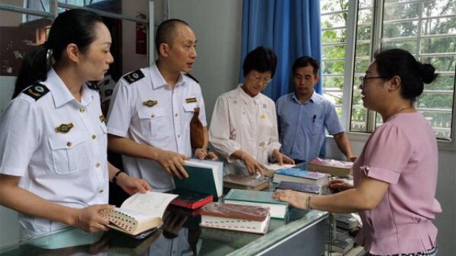 今年7月8日至10日,安徽省宣城市政府人員到教堂檢查宗教書籍(網絡圖片)