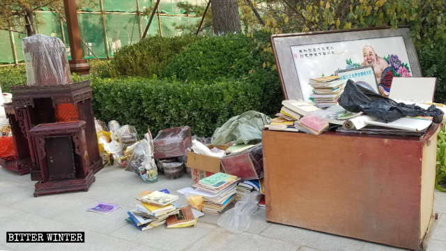 10月，政府人員在河北省廊坊市一處寺廟清出的佛教書籍