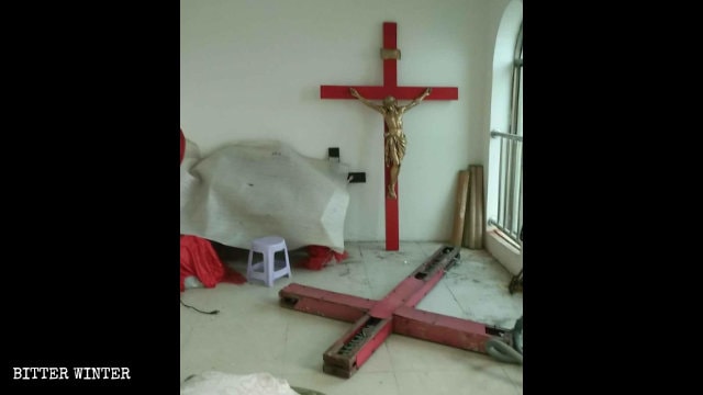 邢堤村一教堂拆下的十字架被堆在角落裡